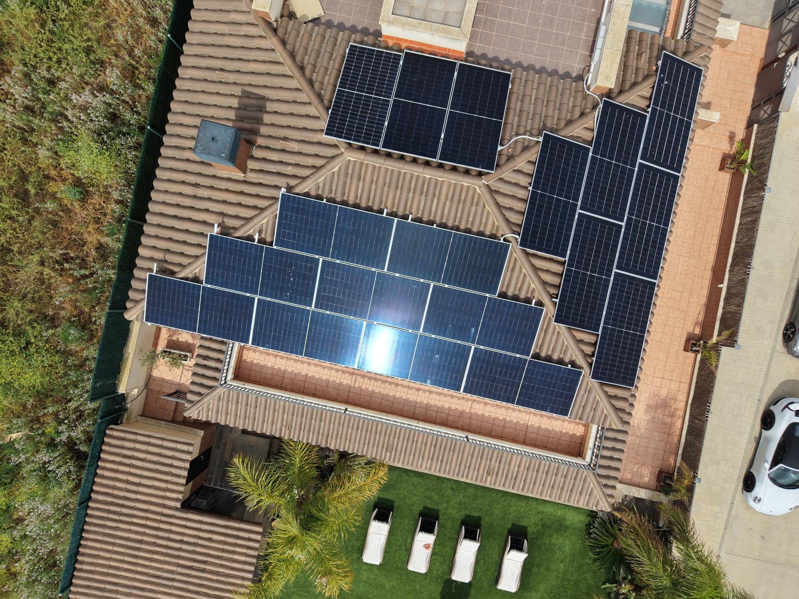 Vista aérea de una instalación fotovoltaica realizada por Energía Mediterráneo