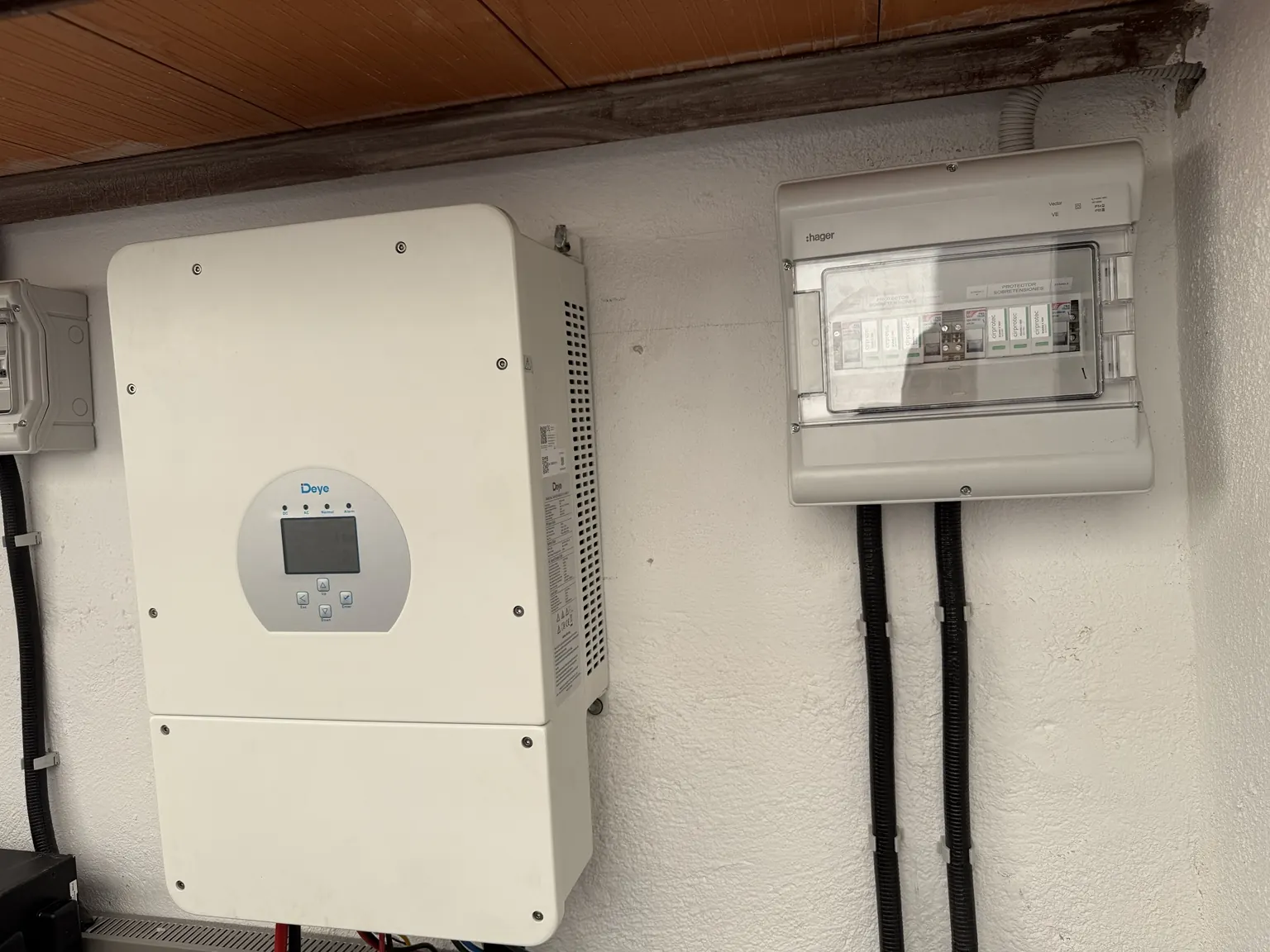 Inversor Deye y cuadro de protecciones instalados por Energía Mediterráneo